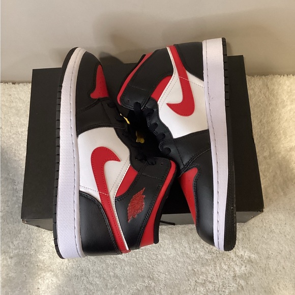 Air Jordan 1 Mid - Picture 4 of 12